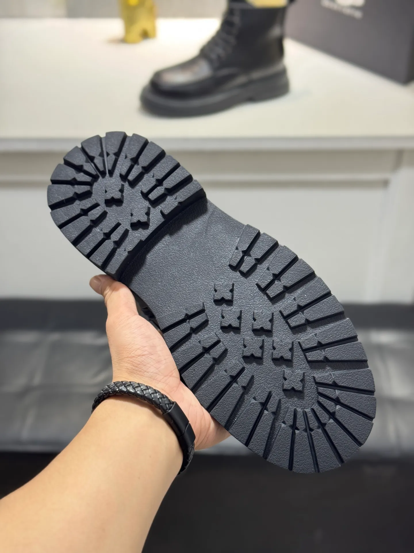 Men's men's shoes 💰660 [New style] 🦥🦥UGG - high-end quality 🔥Australian imported wool 🔥Full fur original single entry and exit counter without pressure, let you feel no replacement 💏The upper is made of first-layer cowhide 'all original Australian wool' Strict men's boots thick wool can be distinguished by the naked eye 💓Real wool keeps warm and does not smell like feet, warms the whole winter ✨Carefully crafted for those who know the goods🔥Size: 38-44 (45 customized